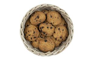 chocola spaander koekjes in een bamboe mand geïsoleerd Aan wit achtergrond foto