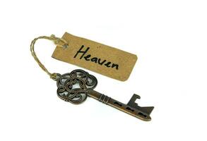 antiek oud sleutel met hemel label Aan wit achtergrond foto