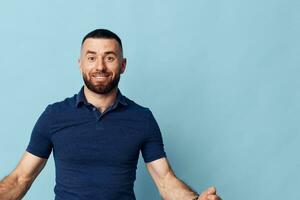 Mens op zoek volwassen portret achtergrond model- baard vent knap gelukkig studio gewoontjes Mens wit jong foto