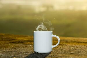 wit koffie kop met zonsondergang tijd. foto