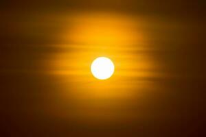 groot zon Aan de oranje lucht. foto
