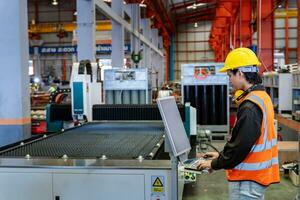 bouwkunde technicus arbeider is in werking de machine binnen fabriek gebruik makend van tintje scherm computer toezicht houden op naar commando de bestellen voor lijn productie en staal industrie foto