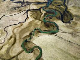 antenne dar visie van een verbazingwekkend mooi serpentijn rivier. levendig kleuren en mooi landschap. achtergrond en texturen. natuur en mooi landschap. rivier- suica in Bosnië en herzegovina. foto