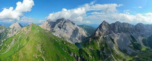 antenne panoramisch visie van volaia meer, Wolayersee, in de grens van Italië en Oostenrijk met coglians berg in de achtergrond. bewolkt dag met sommige zon opening. levendig kleuren. foto