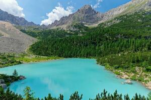 visie van de blauw turkoois meer sorapis, lago di sorapis, met bergen met de achtergrond in dolomieten. een van de meest mooi meren in Italië. beroemd bestemming. foto