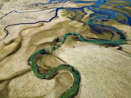 antenne dar visie van een verbazingwekkend mooi serpentijn rivier. levendig kleuren en mooi landschap. achtergrond en texturen. natuur en mooi landschap. foto