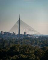 brug in belgrado, Servië Bij 's middags met een heel mild en mooi vervagen lucht foto