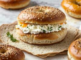 ai gegenereerd geroosterd bagel met room kaas Bij uw bureau foto