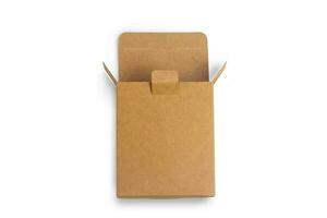 top visie van karton geïsoleerd Aan een wit achtergrond met knipsel pad. Open bruin karton levering doos. foto