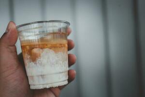 plastic glas van vuil koffie bevroren latte bevriezen melk gieten espresso schot foto