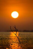 zonsondergang lucht Aan de meer in zuiden van Thailand., ongericht afbeelding. foto