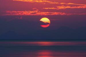 zonsopkomst Bij zuidelijk zee Thailand. foto