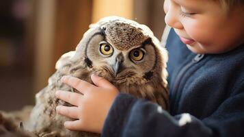 ai gegenereerd een jong jongen teder beroertes de zacht veren van een baby uil neergestreken Aan zijn arm. foto