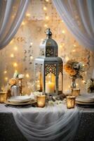 ai gegenereerd een majestueus zilver en goud achtergrond met mooi Arabisch schoonschrift en een glinsterend lantaarn middelpunt foto
