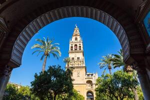 de klok toren Bij de mezquita moskee kathedraal in Cordoba, Spanje foto