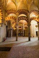 la mezquita kathedraal in Cordoba, Spanje. de kathedraal was gebouwd binnen van de voormalig Super goed moskee. foto