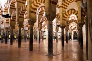 la mezquita kathedraal in Cordoba, Spanje. de kathedraal was gebouwd binnen van de voormalig Super goed moskee. foto