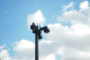 cctv veiligheid camera in werking buitenshuis tegen blauw lucht foto