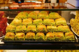 Turks toetje baklava verkoop Bij winkel foto