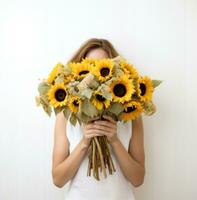 ai gegenereerd vrouw met geel boeket van zonnebloemen in voorkant van wit foto