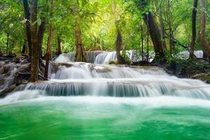 prachtige huay mae khamin-waterval in tropisch regenwoud foto