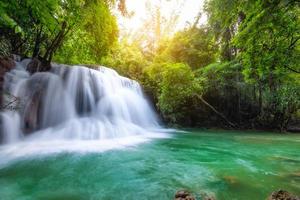 prachtige huay mae khamin-waterval in tropisch regenwoud