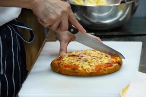 chef-kok die pizza bereidt, het proces van het maken van pizza foto