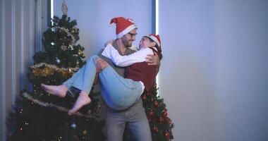 portret van jong paar in liefde gedanst blij en drinken Champagne in een kerstversierd huis, vieren Kerstmis en nieuw jaar. geliefden hebben moment romantisch en gelukkig samen foto