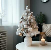 ai gegenereerd een klein grijs en wit Kerstmis boom met ornamenten foto