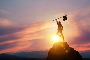 silhouet van een zakenman jumping met een vlag Aan de berg en zonsondergang licht. concept van bedrijf succes, en bepaling naar lood een organisatie naar succes. foto