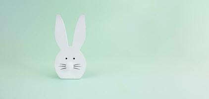 minimalistische Pasen samenstelling. wit decoratief konijn Aan een turkoois achtergrond. foto
