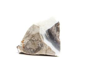 macro mineraal steen vuursteen in de rots Aan een wit achtergrond foto