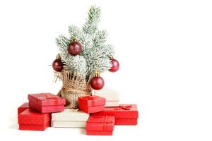 Kerstmis boom geschenk dozen met speelgoed Aan een wit achtergrond foto