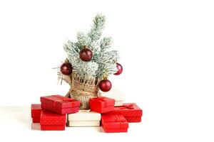 Kerstmis boom geschenk dozen met speelgoed Aan een wit achtergrond foto