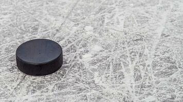 hockey puck leugens Aan de sneeuw macro foto