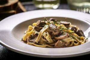 ai gegenereerd tagliatelle met worst en porcini, pasta met worst en zomer eekhoorntjesbrood paddestoel. generatief ai foto