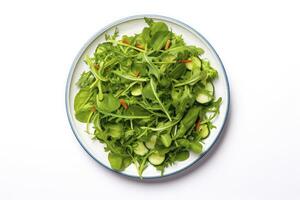 ai gegenereerd gezond vers groen salade bord schot van bovenstaand Aan wit achtergrond. ai gegenereerd foto
