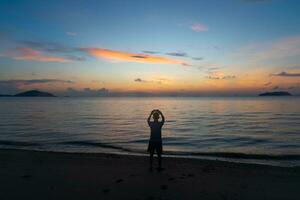 een Mens nemen foto van zonsopkomst in de zee Bij phuket stad