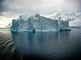 landschap visie van ijs gletsjer in oceaan foto