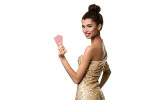 mooi Afrikaanse meisje shows twee kaarten in casino poker en winnen foto