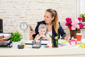 familie bedrijf - telewerken zakenvrouw en moeder met kind is maken een telefoon telefoontje foto
