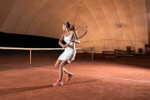 jong sportvrouw spelen tennis foto