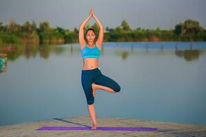 meisje aan het doen yoga oefening foto