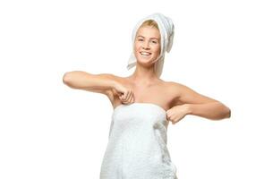 glimlachen vrouw in handdoek en houdt zijn handen Aan het foto