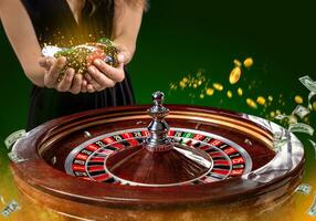 collage van casino afbeeldingen met een detailopname levendig beeld van veelkleurig casino roulette tafel met poker chips in vrouw handen. foto