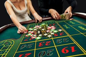 paar spelen roulette wint Bij de casino. foto