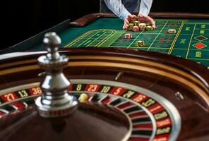 roulette en aambeien van het gokken chips Aan een groen tafel. foto