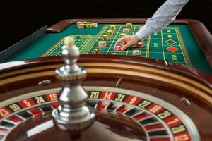 roulette en aambeien van het gokken chips Aan een groen tafel. foto