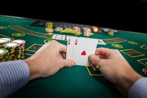 mannetje poker speler Holding de van twee kaarten azen foto