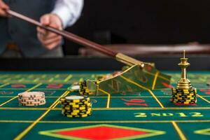 dichtbij omhoog van het gokken chips Aan groen tafel in casino. foto